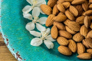Noten eten tegen een te hoog cholesterol