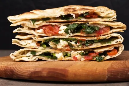 Quesadillas met pijnboompitten