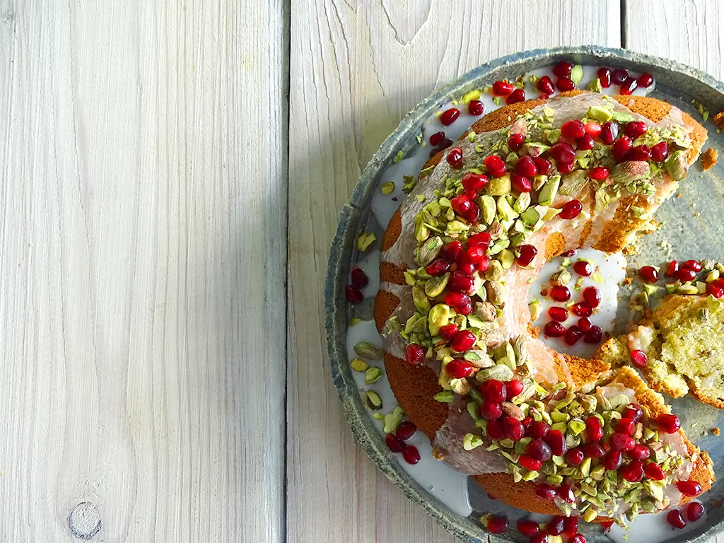 Pistachecake met rozenwater en granaatappel