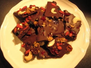 stukjes_gezonde_chocolade_reep_op_bord_gevuld_met_superfood